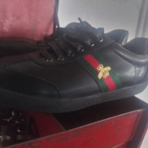 Gucci low top sneakers